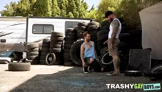 Dövmeli sporcu beaux morgan verir mükemmel baştan çıkarıcı oral seks