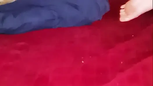 25 yaşındaki orta yaşlı seksi kadın gece geç saatlerde kırmızı gece sakso çekiyor