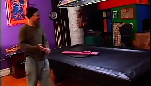 Şişman götlü siyah güzellik aygırın sikini emiyor ve sonra bilardo masasında sikiliyor