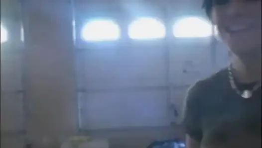 Sürtük gençler yakın çekim videosunda sigara içiyor