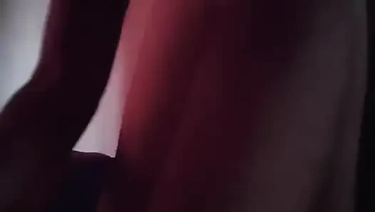 Hintli seksi kız büyük göğüslerini emiyor ve tam sert seks