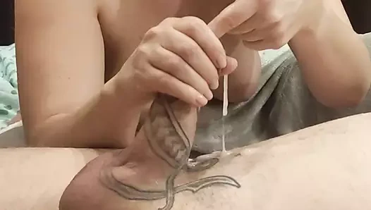 Kız arkadaşım parmağını üretrama soktu ve beni onunla mastürbasyon yaptı. yakın çekim Ev videosu.