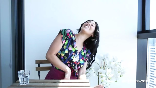 Ersties - темноволосая красотка кончает с большим дилдо