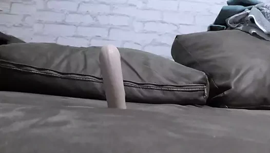 Büyük bir kıçı olan azgın hamile milf, yüksek sesle orgazm elde etmek için titreşimli yapay penisine binmeye başladı! - sütlü mari