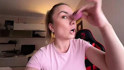 İtalyan evli sürtük kocasının yarağını emiyor.