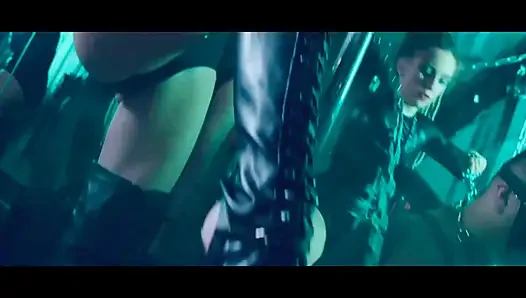 Olgun Vixen'in anal yumruklu ağzı geniş damlıyor