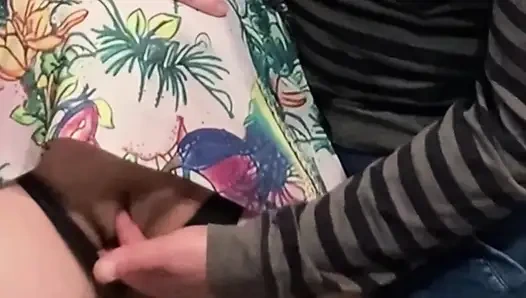 Bu kız herkesin içinde amını ovmama izin veriyor