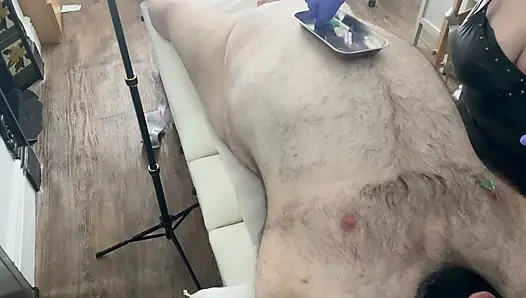 Bölüm 5:- Domina Satana burada köle Dazzer'da tıbbi oyun oynuyor. 1ft sesli iğne oyunuyla başlıyor!