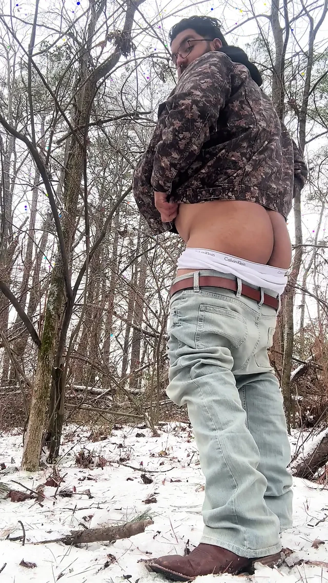 Tombul ormanda minik döl toplarını okşuyor neredeyse yakalanıyor