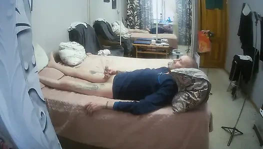 Üvey annem elle muamelemi böldü, bana derin bir sakso çekti ve dölümü yuttu