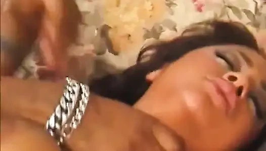 Oyuncu kız arkadaşının odasında iyi siyah amcığını yalıyor ve sikiyor