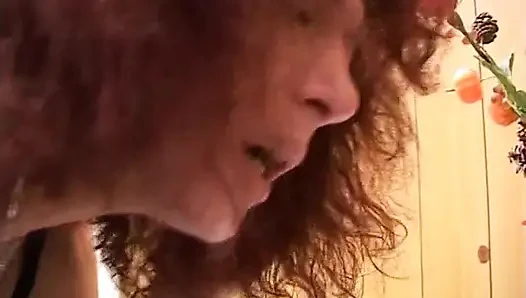 Seksi çoraplı kızıl saçlı amatör olgun götten sikişmeyi seviyor
