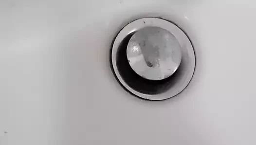 Şişenin içine işemek eğlenceliydi