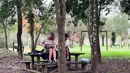 Üvey anne açık havada seks yaparken yakalanıyor