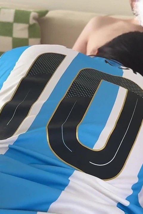 Futbol kızı Dünya Kupası için götünü sallıyor