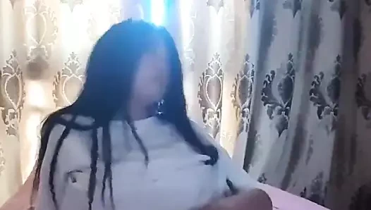 Azgın küçük Asyalı sikilmek istiyor