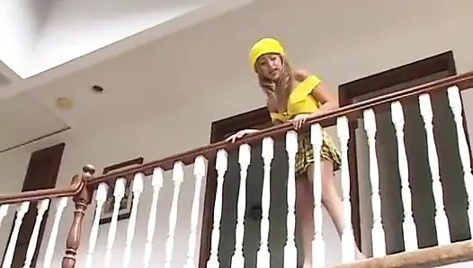 Şehvete layık sarışın piliç koyun derisinin halısının üzerinde adamla tesisat yaptıktan sonra gözlüklerini yıkamalı