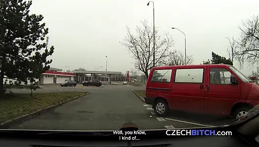 Arabada istekli bir esmerle korunmasız sikişiyor (Çek kaltak)