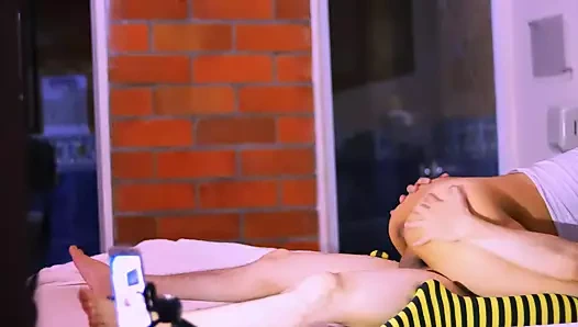 Üniversiteli arkadaş ve erkek arkadaşının arkadaşı vahşi seks gecesi, ikisi de daha fazlası için inliyor