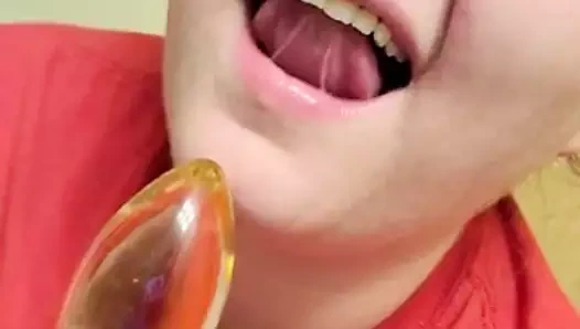 Önce yalarsın sonra yapıştırırsın