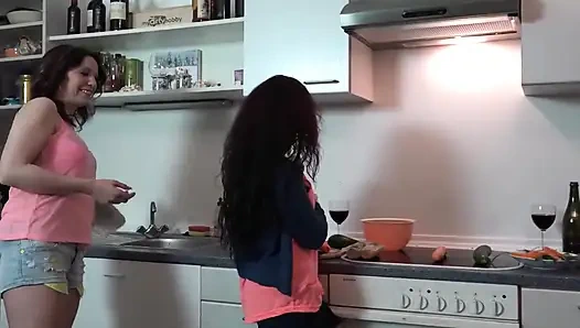 Fransız lezbiyen kızlar büyük oyuncakla oynuyor