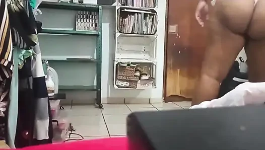 Karmica kızı odayı temiziyor, hamile tombul kız