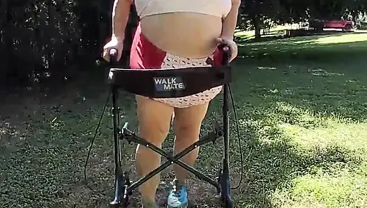 İri güzel hemşire Vicki bikinili takım elbisesiyle hello kitty ile yürüyüşe çıkıyor! Başka ne yapıyor!