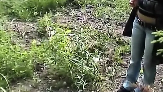 Gençler açık havada sert sikişiyor