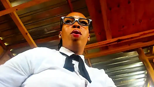 Kütüphanede porno oynadığı için sapık adamı cezalandıran rol yapma