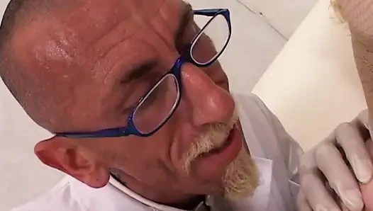Orta yaşlı seksi kadın dildo ile amcık kontrolü