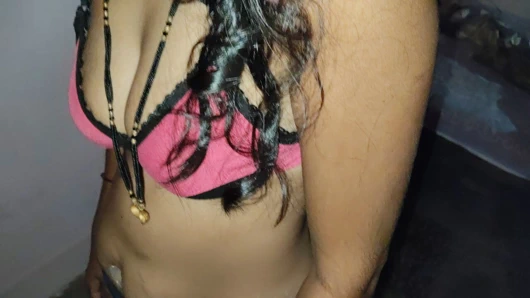 Hintli teyze duppata'nın bacaklarını ve bacaklarını kaldırdı ve şaplak attı, yenge dedi ve sert sikişiyor