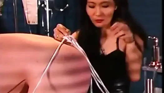 Asyalı sahibe kölesini bağlıyor