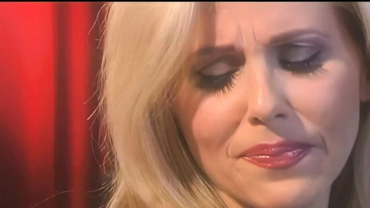 Azgın sarışın orta yaşlı seksi kadın tatlı konuşan bir dolandırıcı tarafından büyük bir yarakla baştan çıkarılıyor