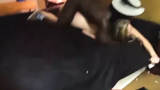 Siyah damızlık derin sikme sırasında beyaz kadın saç kapar