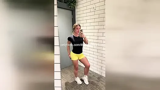 Ben canlı yayında fışkırtırken üvey babam içeri giriyor