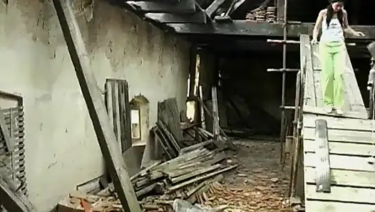 Anne ve lesley samanlıkta oynuyor