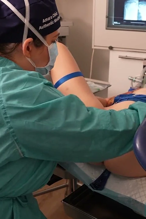 Jinekoloji muayenesi - lateks eldivenler ve cerrahi bir sabahlık ile parmaklama ve yumruk sokma
