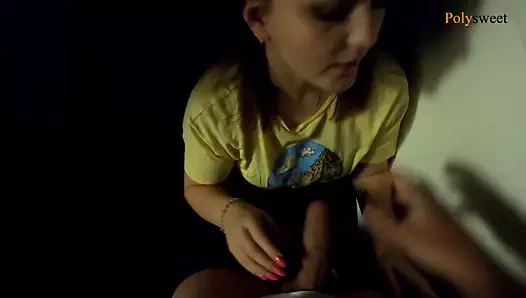 Kız halka açık bir balkonda oral seks yapıyor ve sonra yürüyor