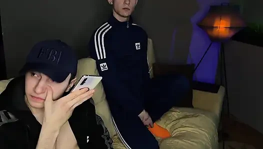 Sevimli iri güzeller ebeveynleri evde yokken üçlü seks yapıyor