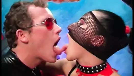 Köle fetiş sahibesinin tüm deliklerini keşfediyor