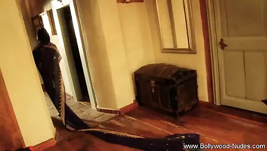 Bollywood geceleri onu erkeği yapan yatakta daha iyidir