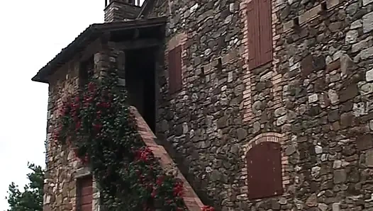 İtalyan porno yıldızı Franco Trentalance bir sarışın ve esmerin götünü sikiyor