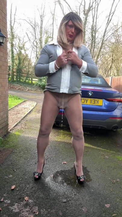 Gri külotlu çorap ve topuklu ayakkabılarla seksi travesti kellycd2022 | Klip 2