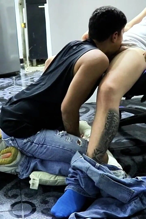 Komşumun oğlu onu sikmemi istediği için kapımı çaldı