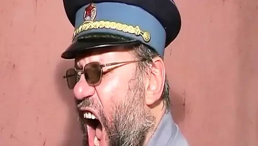 Üst sınıf Alman sürtük sert bdsm dörtlü seks yapıyor