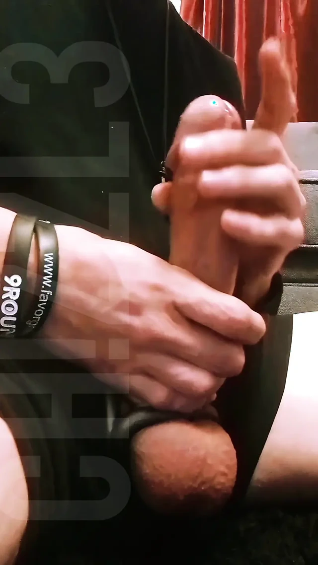 Ch!zzl3 seksi yarağına mastürbasyon yapıyor