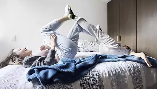 Komşu ve ben kadın ayak güreşi oynuyor, gıdıklıyor ve eziyor