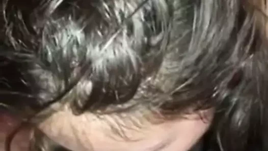 Jeune nana enrhumee essaye daspirer la queue entiere