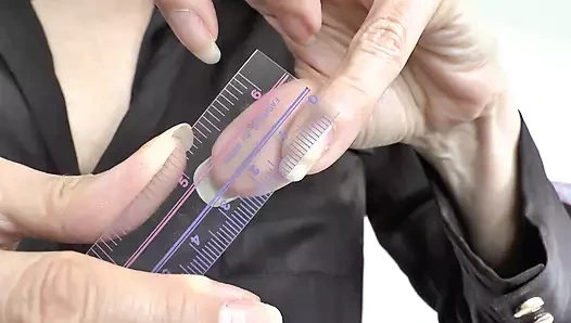 Güzel ellerde tırnaklarını ölçüyor