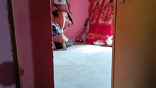 Hintli köylü kız mağaza odasında kötü oğlan matematik öğretmeniyle ilk kez sakso çekiyor